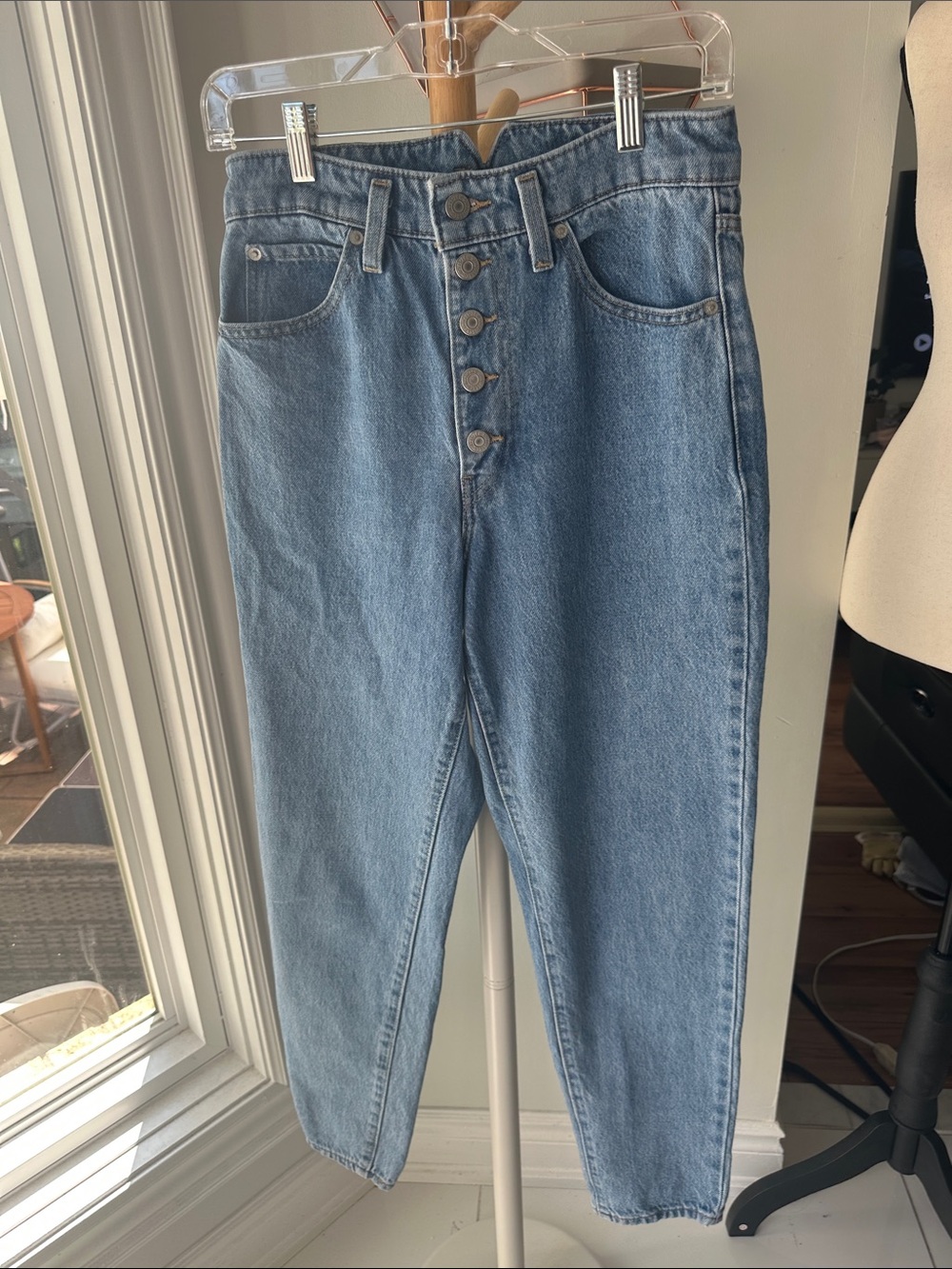 LEVI’S High-Waisted Mom Jean Button-Fly Light Wash Blue Denim Jeans Size 27